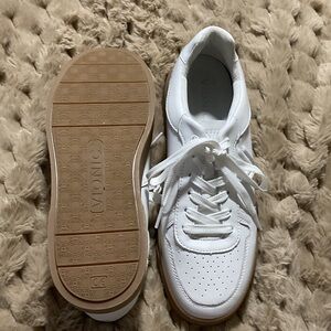 Vionic Women White and Tan Sneakers New without box.